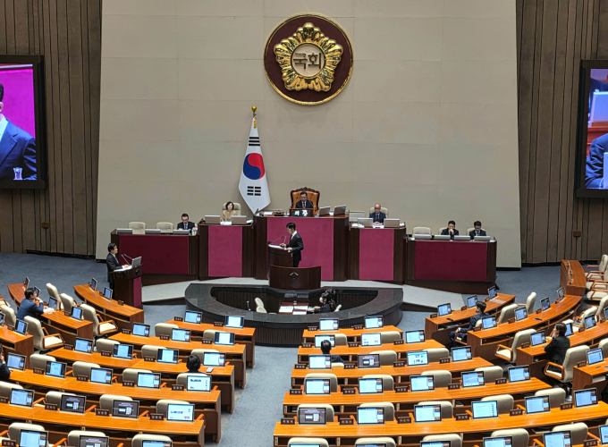 구윤철 경제부총리 겸 기획재정부 장관이 6000여개의 경제 형벌 제도를 전반적으로 검토해 1년 내 30%가량을 개선하겠다는 방침을 밝혔다. 상속세와 증여세 관련해서도 과세 형평성을 고려해 제도를 검토하겠다는 뜻을 내놨다.사진은 이날 제429회국회(정기회) 제7차 본회의 '경제에 관한 질문'이 진행되는 서울 여의도 국회 본회의장의 모습. //사진=김성아 기자