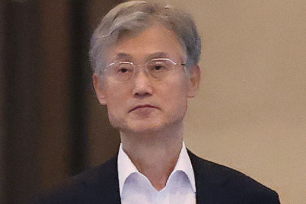 조희대 대법원장이 한덕수 전 총리 등과 만나 이재명 당시 후보의 공직선거법 사건 처리를 논의했다는 취지의 의혹을 부인했다. 사진은 조희대 대법원장이 지난 16일 오후 서울 서초구 대법원 청사를 나서고 있는 모습. /사진=뉴스1