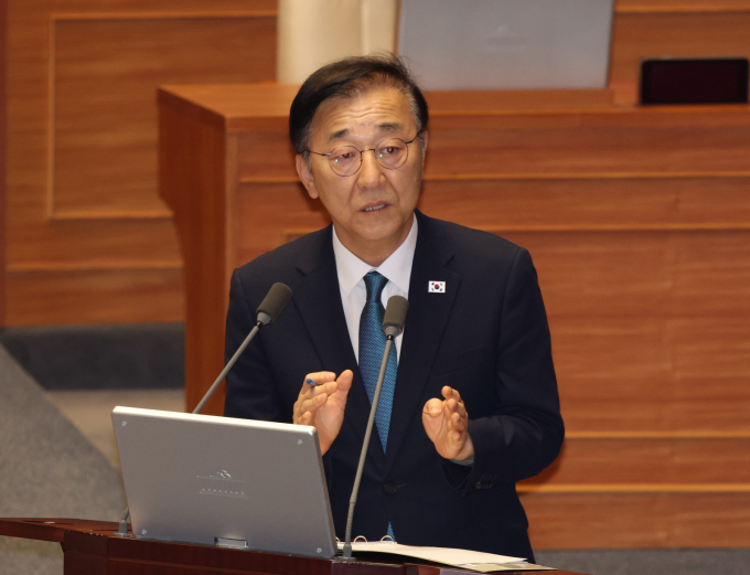 김윤덕 국토교통부 장관이 가덕도 신공항 건설과 관련해 전문가·기업 등 관계자들과 협의 중이라고 밝혔다. 사진은 김윤덕 국토교통부 장관이 17일 오후 서울 여의도 국회 본회의에서 이언주 더불어민주당 의원의 대정부 질문에 답변하고 있는 모습. /사진=뉴시스