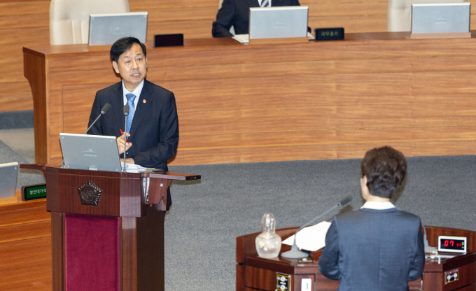 이날 대정부질문에서는 정부가 내놓은 배당소득 분리과세 방안에 대한 지적도 제기됐다. 사진은 구윤철 경제부총리 겸 기획재정부 장관이 17일 서울 여의도 국회에서 열린 제429회 국회(정기회) 제7차 본회의 이언주 더불어민주당 의원의 경제에 대한 대정부 질문에 답변을 하고 있는 모습. /사진=뉴스1