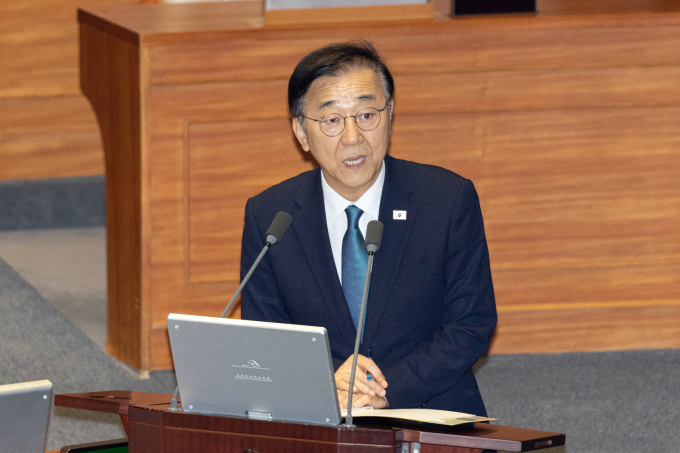 이밖에도 정부는 6000여개의 경제 형벌 제도를 전반적으로 검토해 1년 내 30%가량을 개선하겠다는 방침을 밝혔다. 상속세와 증여세 관련해서도 과세 형평성을 고려해 제도를 검토하겠다는 뜻을 내놨다. 사진은 김윤덕 국토교톻부 장관이 17일 서울 여의도 국회에서 열린 제429회 국회(정기회) 제7차 본회의 이언주 더불어민주당 의원의 경제에 대한 대정부 질문에 답변을 하고 있는 모습. /사진=뉴스1