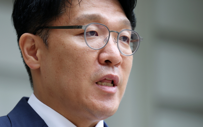 윤석열 전 대통령의 부인 김건희 여 측에 고가의 그림을 건네고 공천 등을 청탁한 혐의를 받는 김상민 전 부장검사가 전격 구속됐다. 사진은 지난 17일 서울 서초구 서울중앙지법에서 열린 구속 전 피의자 심문(영장실질심사)에 출석한 정치자금법 위반과 청탁금지법 위반 혐의를 받는 김상민 전 부장검사. /사진=뉴시스