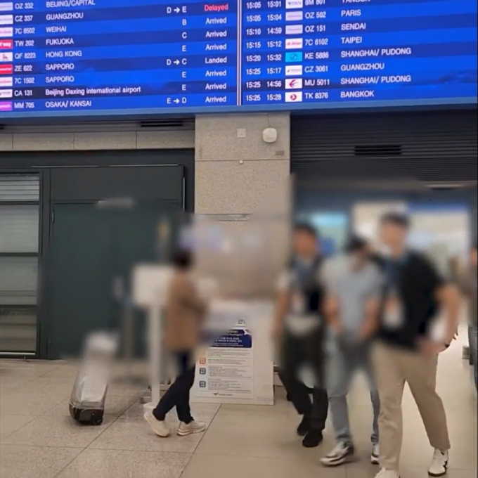 KT 소액결제 사건 피의자 40대 중국인 2명이 구속 기로에 놓였다. 사진은 KT 소액결제 사건 용의자가 인천공항에서 검거된 모습. /사진=뉴시스(경기남부경찰청 제공)