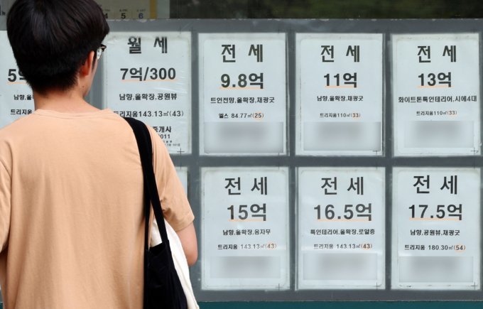 국토교통부가 '안심 전세계약 체크리스트' 서비스를 확대했다. 사진은 서울 시내 한 공인중개사사무소가 게시한 전세 광고를 보는 시민. /사진=뉴스1