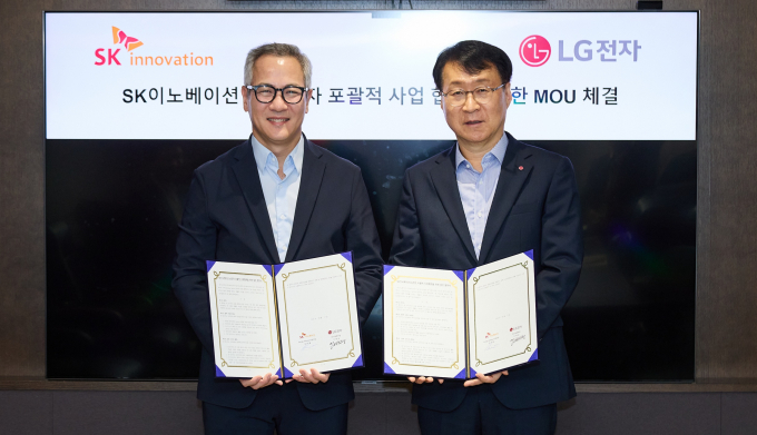 17일 서울 종로구 SK서린빌딩에서 김무환 SK이노베이션 에너지설루션 사업단장(왼쪽), 이재성 LG전자 ES사업본부장이 ‘AI 데이터센터 통합 에너지 설루션’ 공동 개발 및 사업화를 위한 양해각서(MOU)를 체결한 후 기념사진을 촬영하고 있다. /사진=SK이노베이션