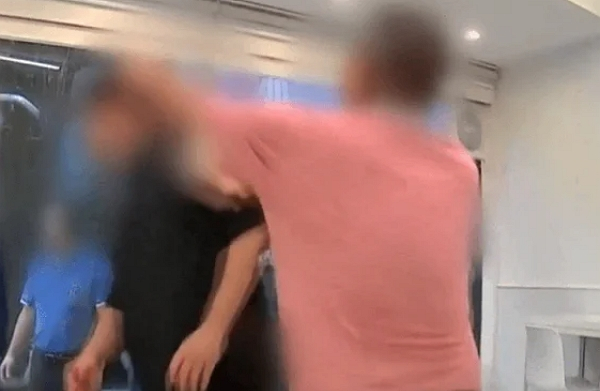 80대 노인들이 매장 앞에서 흡연하지 말라고 부탁한 가게 사장을 때리고 욕설하며 몇 달째 괴롭히고 있다. 사진은 토스트 가게 사장을 폭행하는 노인의 모습. /사진=JTBC '사건반장' 캡처