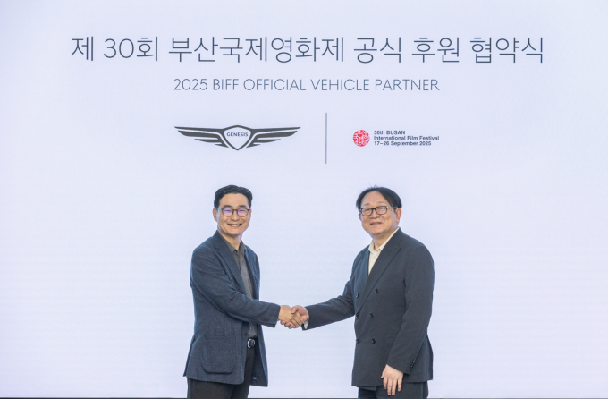 제네시스가 제30회 부산국제영화제 기간 중 '제네시스 퍼블릭 부스'를 운영한다. 지난달 진행된 협약식에서 기념 촬영을 하는 정유석 현대차 국내사업본부장 부사장(왼쪽)과 박광수 부산국제영화제 이사장의 모습. /사진=제네시스