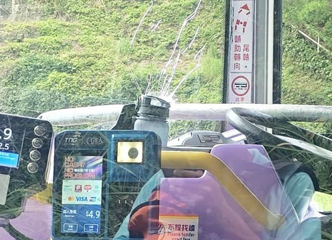홍콩 한 버스 운전기사가 쇠막대에 가슴을 찔린 상황에서도 침착하게 대응해 대형 사고를 막았다. 사진은 당시 사고 현장의 모습. /사진=사우스차이나모닝포스트 홈페이지 캡처 