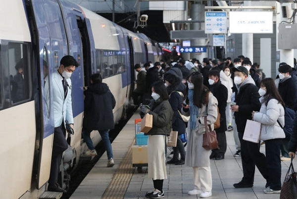 2025년 추석 연휴 승차권 예매, 결제 방법 등에 대한 관심이 높다. 설 명절 연휴를 하루 앞둔 2023년 1월20일 서울역에서 귀성객들이 고향으로 출발하는 KTX를 타고 있는 모습. /사진=뉴스1