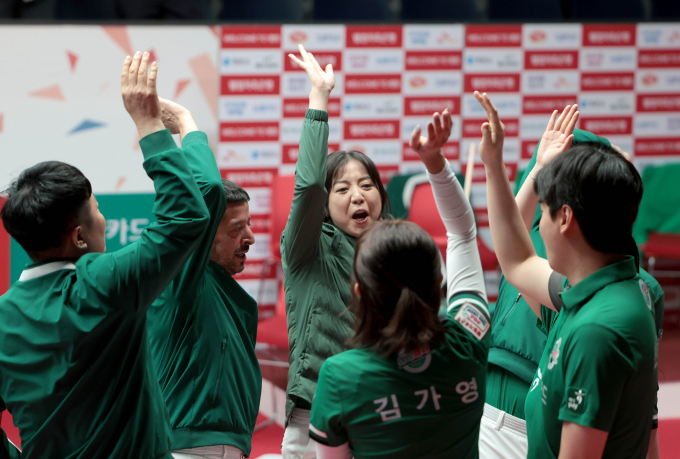 PBA 팀리그 3라운드 4일 차 일정을 마쳤다. 이날 상위 4개 팀이 3승 1패를 거두며 치열한 접전을 펼쳤다. 사진은 지난 17일 경기 고양킨텍스 PBA스타디움에서 열린 웰컴저축은행 PBA 팀리그 2025-2026 3라운드 4일 차 일정을 마친 하나카드 선수단의 모습. /사진=프로당구협회(PBA) 제공