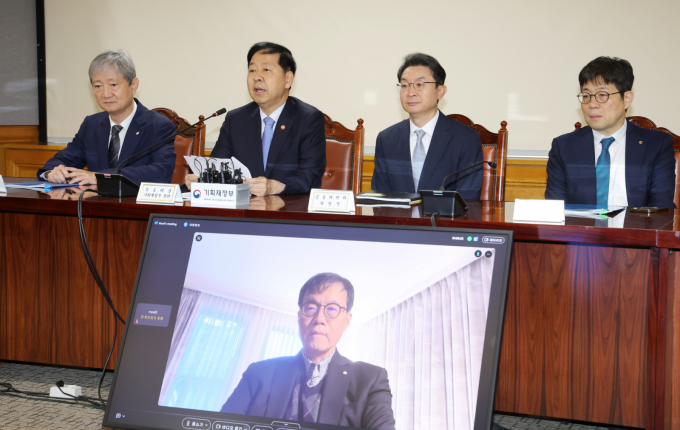 구윤철 경제부총리 겸 기획재정부 장관이 18일 오전 서울 중구 은행회관에서 열린 확대 거시경제금융회의에 참석해 발언하고 있다.  왼쪽부터 이찬진 금융감독원장, 구윤철 부총리, 이억원 금융위원장, 유상대 한국은행 부총재. 국외 출장으로 영상으로 참석한 이창용 한국은행 총재./사진=뉴시스