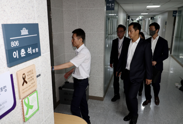 경찰이 주식 차명거래 혐의를 받는 이춘석 무소속 의원 사무실을 압수수색했다. 사진은 경찰이 18일 오전 서울 여의도 국회 의원회관에서 '주식 차명거래' 혐의를 받고 있는 이춘석 무소속 의원에 대한 압수수색을 하기 위해 사무실로 들어서는 모습. /사진=뉴시스