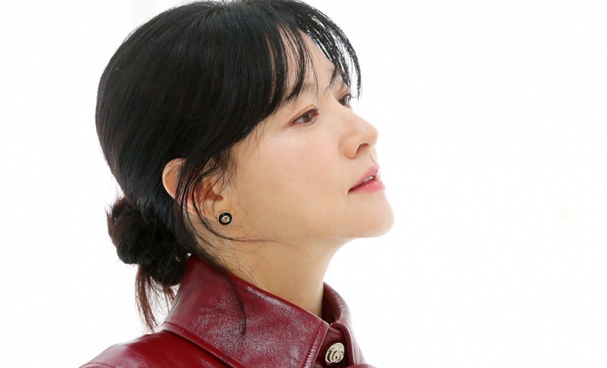 배우 이영애가 지난 17일 방송된 MBC '손석희의 질문들'에 출연해 "광고 모델로서 막중한 책임감을 느꼈다"고 전했다. 사진은 지난 2월7일 배우 이영애가 서울 강남구 현대백화점 압구정점에서 열린 명품 브랜드 구찌 포토콜 행사에서 포즈를 취하고 있는 모습. /사진=뉴시스