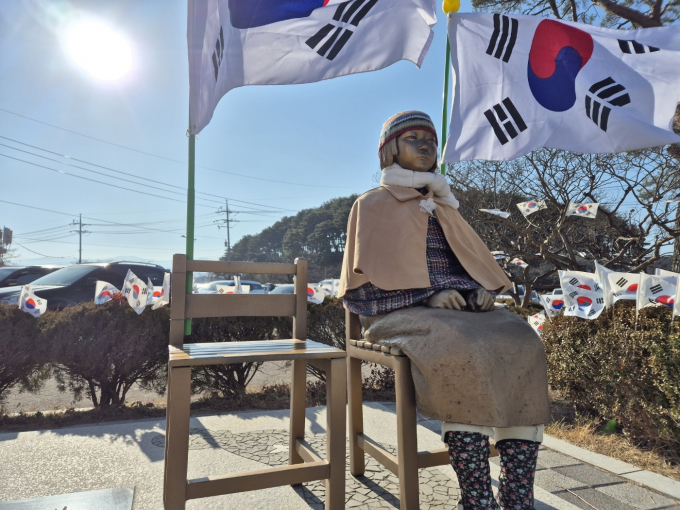 독일 베를린 미테구가 일본군 위안부 피해를 상징하는 '평화의 소녀상'을 다음달 7일까지 철거하라고 재독 시민단체인 코리아협의회에 경고했다. 사진은 106주년 3.1절을 하루 앞둔 지난 2월28일 강원 강릉시 저동 강릉 3.1독립만세운동 기념탑에 세워진 평화의 소녀상의 모습. /사진=뉴스1