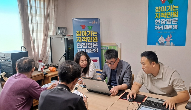  문경시가 농촌지역 고령 주민들의 행정 불편 해소를 위해 운영 중인 '찾아가는 지적 민원 현장방문 처리제'가 큰 호응을 얻고 있다./사진제공=경북 문경시