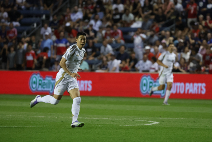 LA FC 손흥민이 미국 무대 데뷔 첫 해트트릭을 터트렸다. 사진은 LA에서 활약 중인 손흥민(왼쪽)과 데니스 부앙가의 모습. /사진=로이터