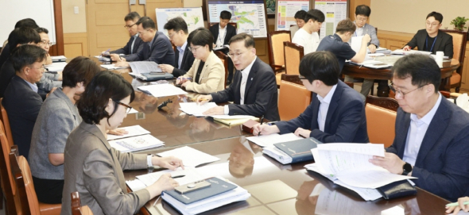 노홍석 행정부지사(오른쪽 앞에서 세번째) 주재로 18일 도청 회의실에서 새만금국제공항 건설 지원 추진 첫 TF 회의를 진행하고 있다,/사진=전북도