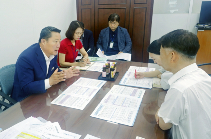 최영일 순창군수와 기본사회 T/F팀이 18일 군청 회의실에서 농어촌 기본소득 시범사업 도입을 위한 실무회의를 하고 있다./사진=순창군