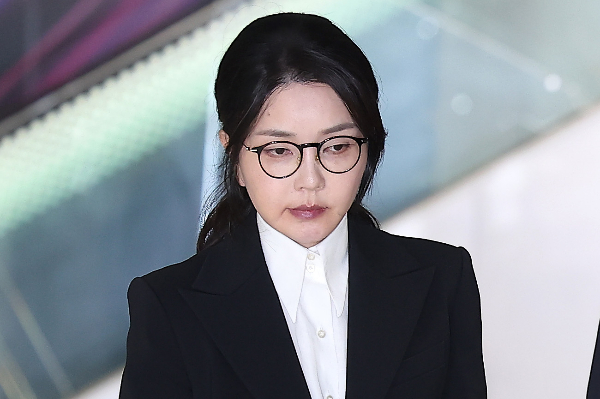 서울남부구치소에 구속 수감 중인 김건희 여사가 외래 진료를 받은 것으로 알려졌다. 사진은 윤석열 전 대통령의 부인 김건희 여사가 지난달 서울 종로구 KT광화문빌딩에 마련된 김건희 특검팀(특별검사 민중기) 사무실에서 조사를 마친 후 귀가하는 모습. /사진=뉴스1