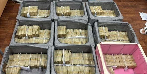 경찰이 현금 약 68억원을 도난당한 피해자 남성을 입건해 조사 중이다. 사진은 현금계수 후 정리한 모습. /사진=뉴스1(서울 송파경찰서 제공)