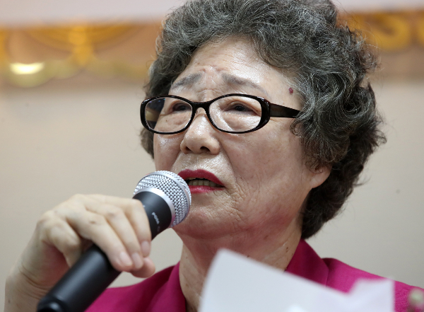 최말자 할머니의 투쟁기가 전해진다. 사진은 61년 전 성폭행범 혀를 깨물어 집행유예 확정판결을 받았던 최말자씨가 지난 10일 오후 부산 연제구 부산지방법원에서 열린 재심 선고공판에서 무죄를 선고받은 뒤 기자회견을 하고 있는 모습. /사진=뉴스1