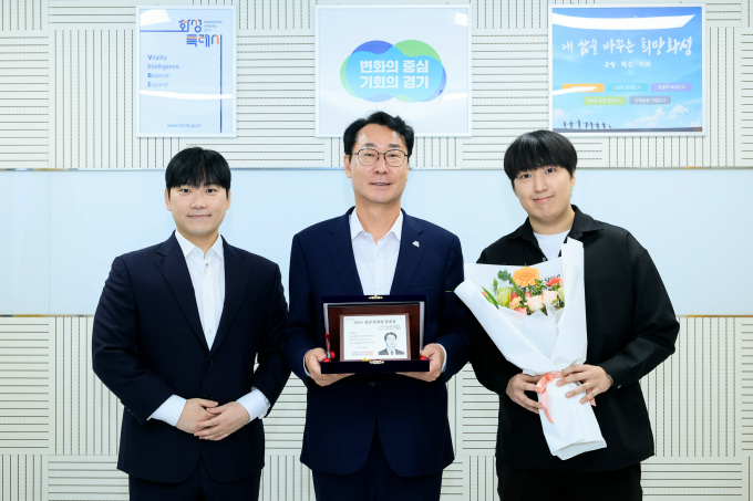  정명근 화성특례시장(가운데)이 2025 청년친화헌정대상 종합대상 수상을 청년들과 함께 기념하고 있다. /사진제공=화성특례시