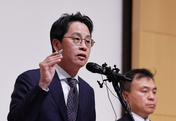 조좌진 롯데카드 대표이사가 18일 서울 중구 부영태평빌딩 컨벤션홀에서 열린 언론 브리핑에서 롯데카드 대규모 해킹 사고 관련 대국민 사과를 마친 뒤 취재진 질문에 답하고 있다./사진=뉴스1