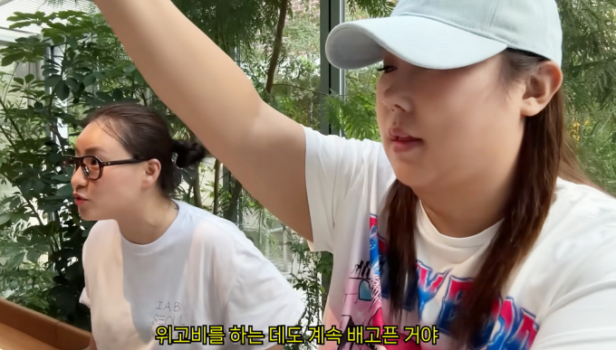 그룹 어반자카파 멤버 조현아가 지난 17일 유튜브 채널에 공개된 '풍자테레비'에 출연해 비만 치료제 다이어트 후기를 전했다. 해당 장면은 조현아(왼쪽)가 "3개월째 비만 체료제를 맞았는데도 계속 배고프다"며 풍자에게 털어놓는 모습. /사진=유튜브 채널 '풍자테레비' 캡처
