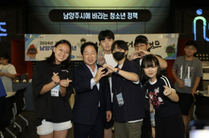 주광덕 남양주시장(왼쪽서 2번째)이 17일 '정약용 펀그라운드에서 실시한 정약용 리더십캠프에 참석해 청소년과 퍼포먼스를 하고 있다. /사진제고=남양주시
