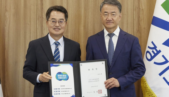 김동연 경기도지사(왼쪽)가 18일 박능후 신임 도정자문위원회 위원장에게 위촉장을 수여하고 있다. /사진제공=경기도 
