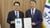 김동연 경기도지사(왼쪽)가 18일 박능후 신임 도정자문위원회 위원장에게 위촉장을 수여하고 있다. /사진제공=경기도 