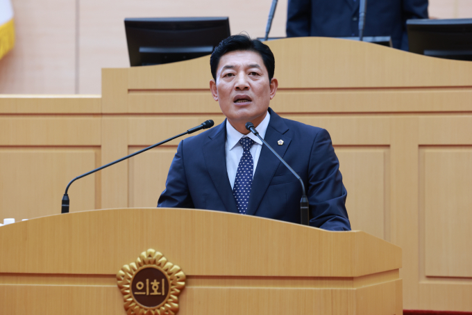 정철 전남도의원이 18일 열린 제4차 본회의 도정질문에서 전남도 청년정책의 실효성 있는 추진을 촉구하고 있다. /전남도의회