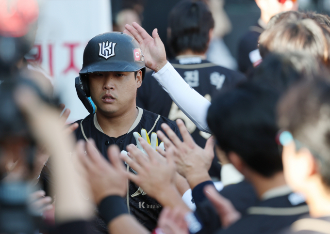 KT위즈 강백호가 추격의 솔로 홈런을 기록했다. 사진은 18일 경기 수원 KT위즈파크에서 열린 LG와의 2025 신한 SOL 뱅크 KBO리그 원정경기에서 홈런을 친 KT 강백호의 모습. /사진=뉴스1 
