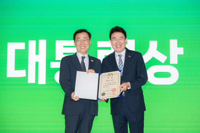노관규 순천시장(오른쪽)이 18일 서울 콘래드호텔에서 열린 ‘2025 대한민국 국토대전’ 시상식에서 대통령상 수상 후 김윤덕 국토교통부 장관과 기념사진을 촬영하고 있다./순천시