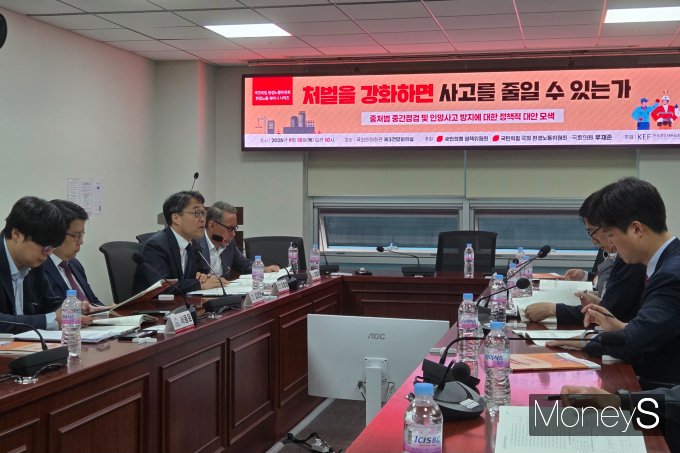 2022년 '중대재해 처벌 등에 관한 법률' 시행 이후에도 산업재해 사망이 줄지 않은 가운데 특정 주체에 대한 책임을 강화하기보다 사고 발생 원인을 분석해 근본 대책을 마련해야 한다는 분석이 나온다. 사진은 18일 오전 국회 토론회에서 이동영 국회 입법조사처 조사관이 발언하는 모습. /사진=이화랑 기자