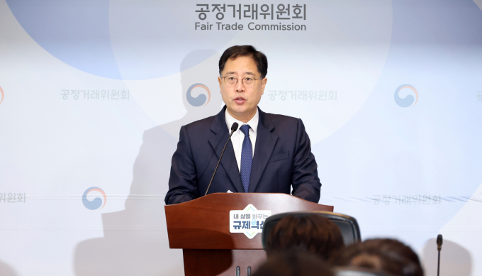 이병건 공정거래위원회 기업거래결합심사국장이 18일 세종시 정부세종청사에서 신세계와 알리바바 그룹의 합작회사 심사 결과, G마켓과 알리익스프레스 간 국내 소비자 정보를 차단하는 것을 조건으로 기업결합을 승인했다고 밝히고 있다.  /사진=뉴시스 강종민 기자
