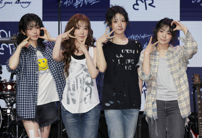  QWER 측이 18일 공식 팬카페를 통해 악플러들에 대한 법적 조치 진행한다고 밝혔다. 사진은 지난 6월9일 밴드 QWER 서울 창천동 예스24 원더로크홀에서 진행된 미니 3집 '난 네 편이야, 온 세상이 불협일지라도' 쇼케이스에서 포즈를 취한 모습. /사진=머니투데이