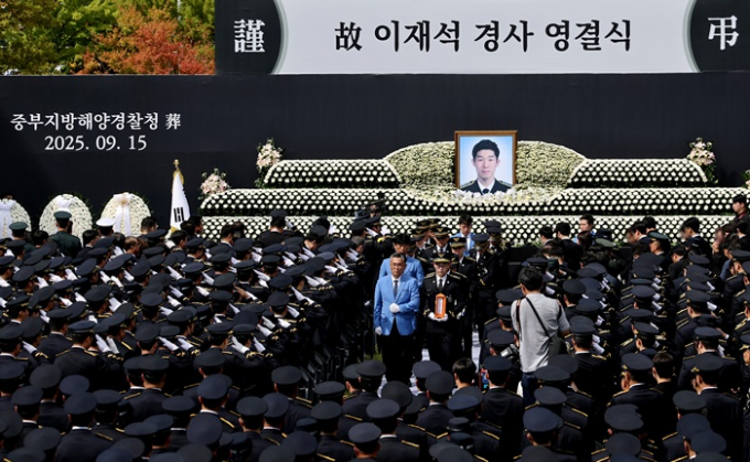 검찰이 18일 해양경찰관 순직 사고와 관련해 인천해양경찰서와 영흥파출소를 압수수색했다. 아울러 대검찰청은 이날 해경 순직 사건 수사 전담팀을 구성했다. 사진은 지난 15일 고(故) 이재석 경사 영결식에서 운구 행렬이 퇴장한 모습. /사진=뉴스1(공동취재)
