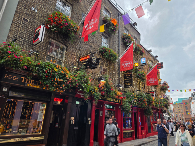 아일랜드에서 가장 유명한 펍 중 하나인 더 템플 바(The Temple Bar Pub)에 이른 저녁부터 발걸음이 이어지고 있다. /사진=최유빈 기자