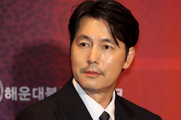 배우 정우성이 사생활 논란 이후 1년 만에 공식 석상에 모습을 드러냈다. 사진은 배우 정우성이 18일 오후 부산 해운대구 시그니엘 부산에서 열린 '2025 부일영화상' 핸드프린팅 행사에 참석하고 있는 모습. /사진=뉴스1