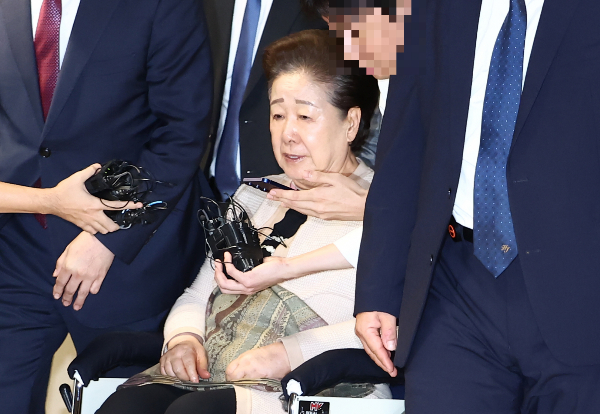 권성동 국민의힘 의원에게 불법 정치자금을 전달한 혐의 등을 받는 한학자 통일교 총재가 권 의원에게 쇼핑백을 전달한 것에 대해 일부 인정했다. 사진은 불법 정치 자금 제공 혐의를 받는 한학자 통일교 총재가 지난 17일 오후 서울 종로구 김건희 특검팀(특별검사 민중기) 사무실에서 나오는 모습. /사진=뉴스1