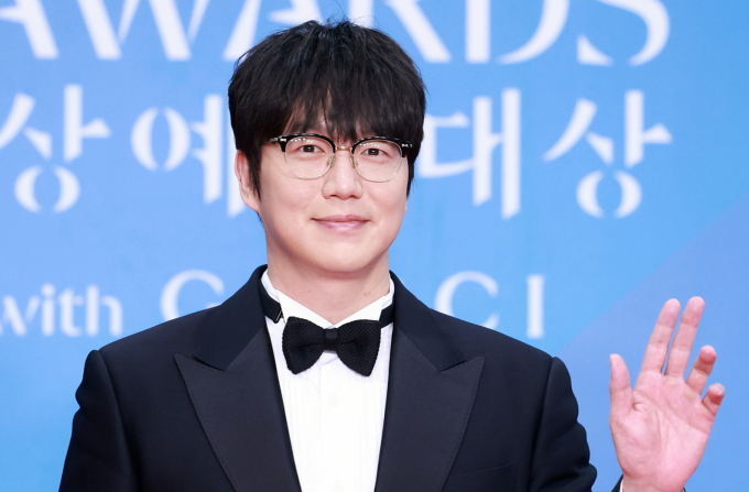 가수 성시경이 1인 기획사 에스케이재원의 미등록 운영과 관련해 직접 사과했다.  사진은 지난 5월 서울 강남구 코엑스에서 열린 '61회 백상예술대상' 레드카펫에 참석한 가수 성시경. /사진=뉴스1
