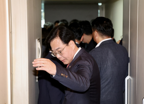 김건희 특검팀(특별검사 민중기)이 국민의힘 당원명부 데이터베이스를 관리하는 업체를 압수수색한 가운데 통일교 교인으로 추정되는 12만명 규모의 명부를 확인했다. 송언석 국민의힘 원내대표가 지난 18일 오후 김건희 특검의 당원 명부 압수수색이 진행중인 서울 여의도 국민의힘 당원 명부 데이터베이스 관리 업체 사무실에 도착한 모습. /사진=뉴시스