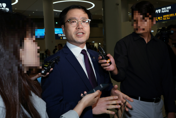 여한구 산업통상자원부 통상교섭본부장이 이번 한미 무역 협상 후속 협의에서 일본과 한국은 다르다는 점을 설명했다고 밝혔다. 사진은 여 본부장이 19일 인천국제공항을 통해 귀국해 이동하며 취재진 질문에 답한 모습. /사진=뉴스1 