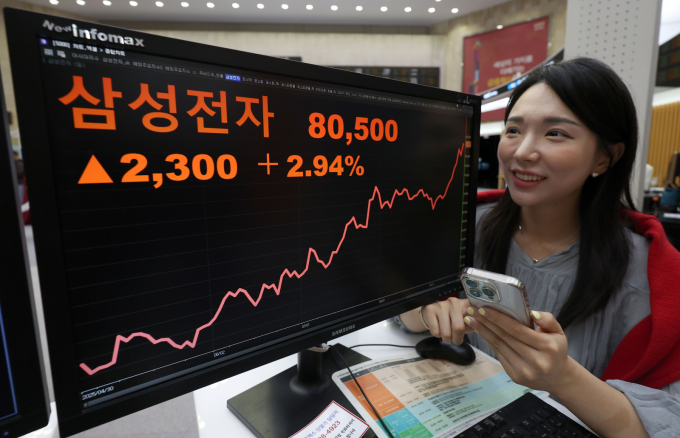 한화투자증권이 삼성전자의 목표가를 11만원으로 올려잡았다. 사진은 지난 18일 서울 여의도 한국거래소 사무소에 삼성전자 주가가 표시된 모습. /사진=뉴시스 