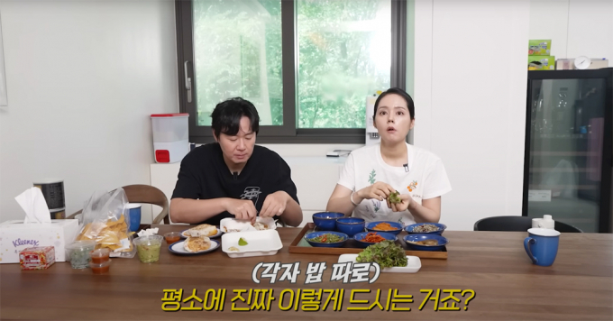 배우 한가인이 지난 18일 유튜브 채널 '자유부인 한가인'에 남편 연정훈과 출연해 부부 불화설에 대해 밝혔다. 사진은 한가인, 연정훈 부부가 따로 밥상을 묻는 제작진 질문에 답하는 모습. /사진=유튜브 채널 '자유부인 한가인' 영상 캡처
