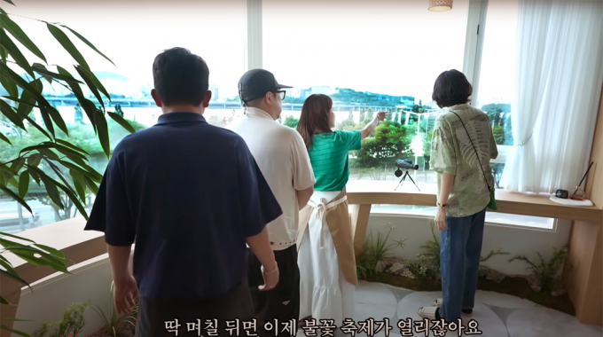 코미디언 김준호·김지민 부부가 신혼집 내부를 공개했다. 사진은 코미디언 김준호·김지민 부부가 동료 코미디언 강재준·이은형 부부에게 신혼집을 소개하는 모습. /사진=유튜브 채널 '준호 지민' 캡처