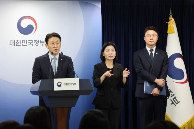 권대영 금융위원회 부위원장과 류제명 과학기술정보통신부 제2차관이 9일 오전 서울 종로구 정부서울청사에서 해킹 대응을 위한 과학기술정보통신부-금융위원회 합동 브리핑하고 있다./사진=뉴스1