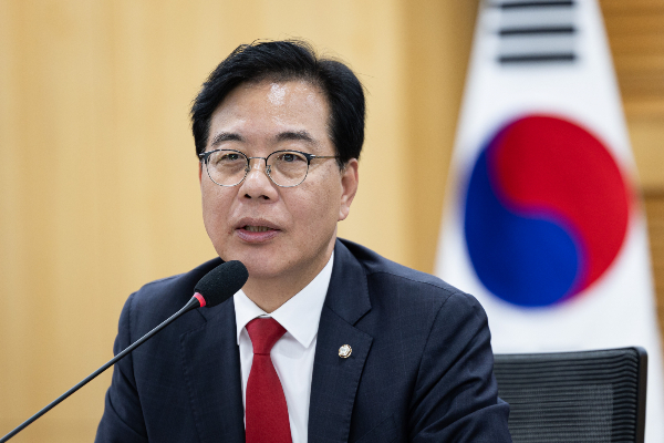 송언석 국민의힘 원내대표가 조희대 대법원장을 향한 사퇴 요구에 반발해 형사고발을 예고했다. 사진은 송언석 국민의힘 원내대표가 지난 17일 서울 여의도 국회 의원회관에서 열린 방산수출 활성화와 핵심장비/부품 국산화 제고 방안 세미나에서 축사하는 모습. /사진=뉴스1