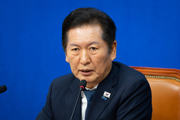 정청래 더불어민주당 대표가 조희대 대법원장을 향해 '결자해지하라'고 주장했다. 사진은 정청래 더불어민주당 대표가 18일 서울 여의도 국회에서 열린 2025 더불어민주당 서울·인천·강원 예산정책협의회에서 모두 발언 하는 모습. /사진=뉴스1